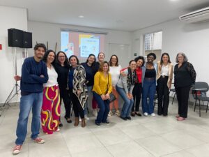 Fotografia das(os) participantes do encontro em Poços de Caldas. Todas(os) estão de pé, lado a lado