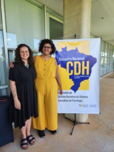 Psicólogas Isabella Lima (esquerda) e Paula Gonzaga (direita) participam de encontro em Brasília