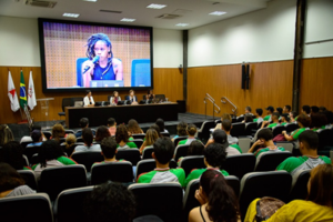 Vice-presidenta do CRP-MG aborda a relação entre raça, gênero e classe no feminicídio. Foto: TRT-MG