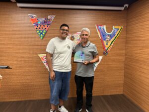 Stéfano segura o troféu, ao lado de Pedro.