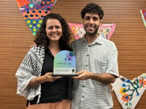Isabella Lima entrega troféu a Tiago Furbino.
