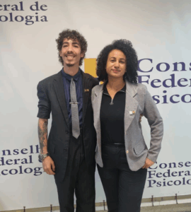 Conselheiro Lucas Ayres e conselheira Isabelle Pereira representaram o CRP-MG na Assembleia realizada em Brasília