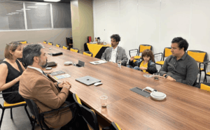 Reunião entre representantes do CRP-MG e deputado Cristiano da Silveira na sede da autarquia.